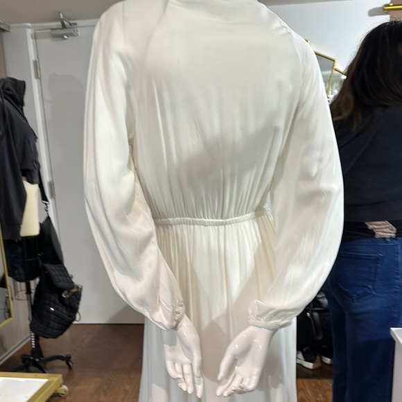 Elegant White Dress - Picture 2 of 3